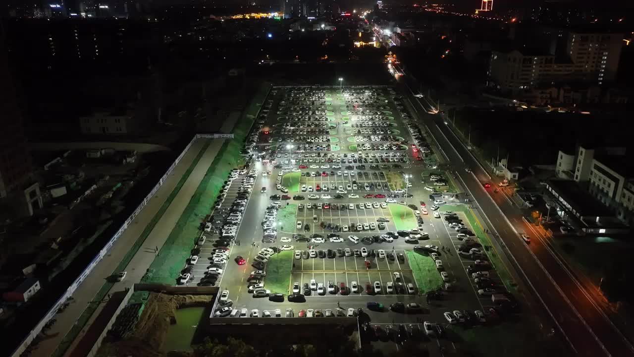 中国山东济南章丘明水古城停车场夜景航拍视频下载