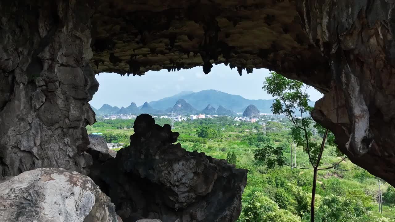 无人机从溶洞中穿行拍摄洞内的岩石和洞外的风景视频下载