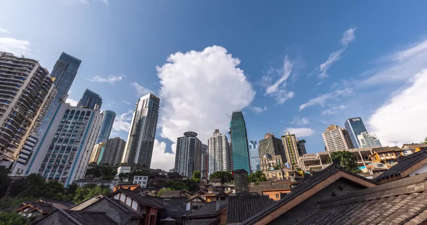 晴朗天气下蓝天多云的重庆市十八梯传统风貌区视频下载