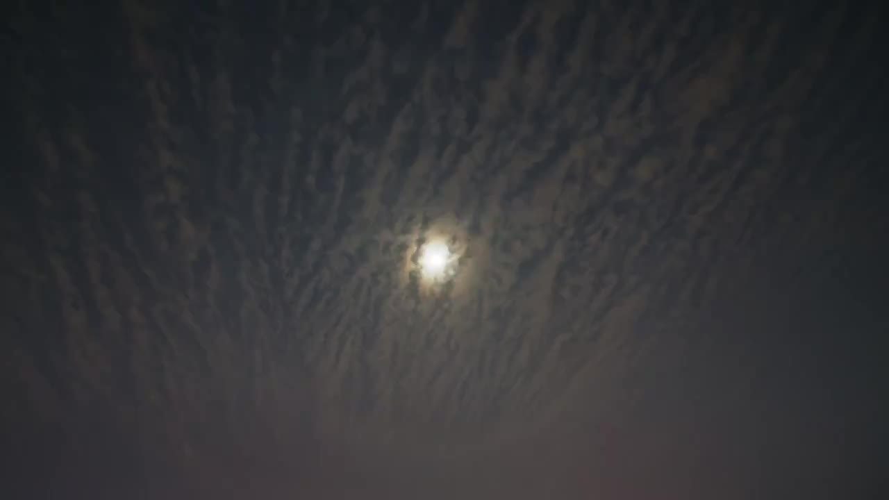 夜晚天空月亮辐辏状高积云月华视频素材