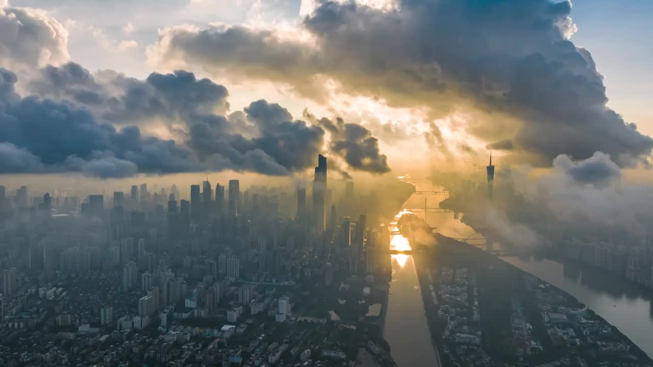 航拍日出时金色阳光与云雾中的珠江新城、广州塔视频下载