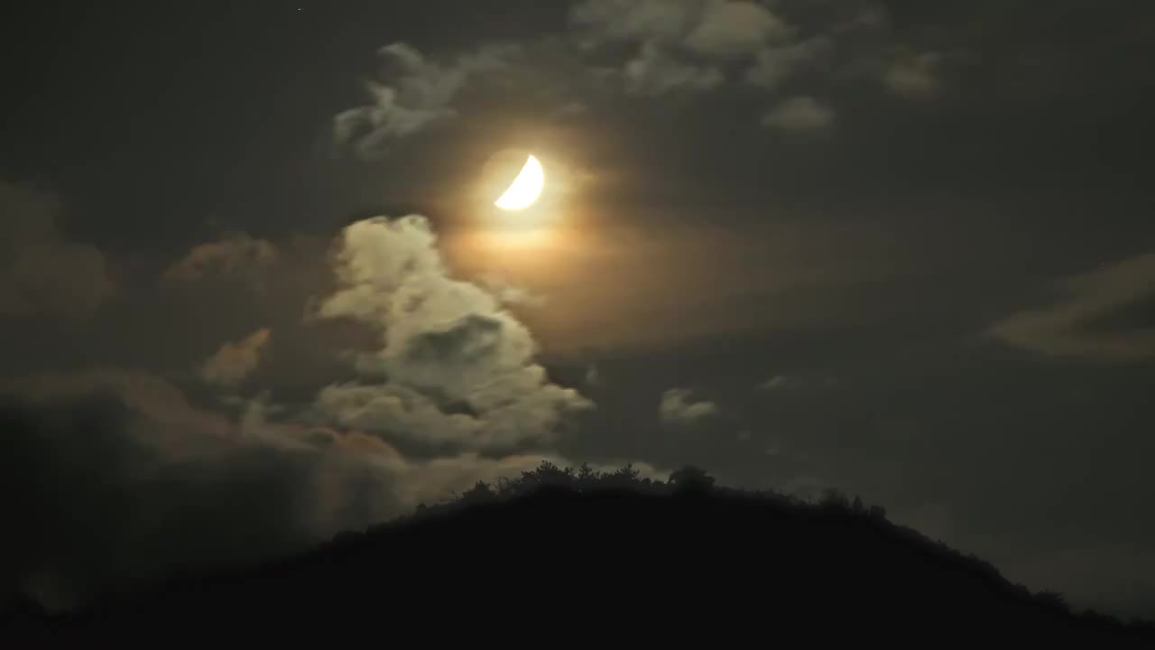 夜空虹彩卷积云月亮落下山延时视频下载