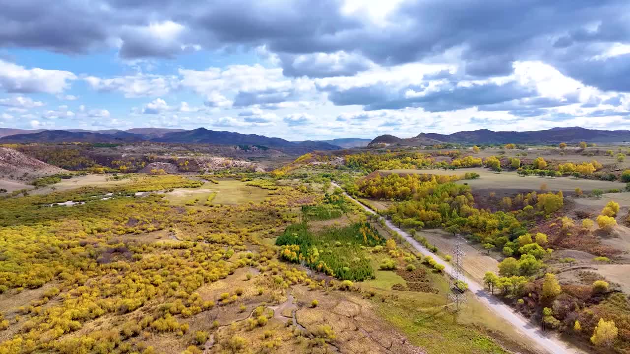 航拍秋天的内蒙克什克腾旗乌兰布统世界地质公园五彩风光（无人4K航拍前飞）视频素材