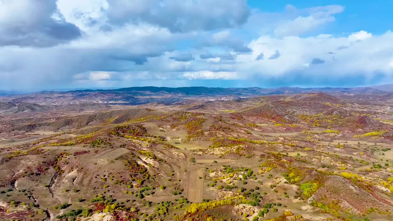航拍秋天的内蒙克什克腾旗乌兰布统世界地质公园五彩风光（无人4K航拍）视频素材