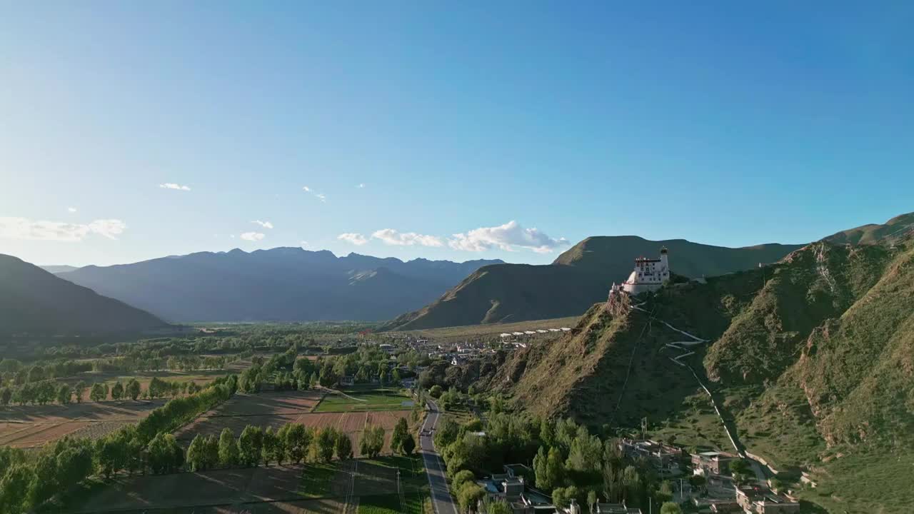 航拍西藏雍布拉康落日白昼风光视频素材