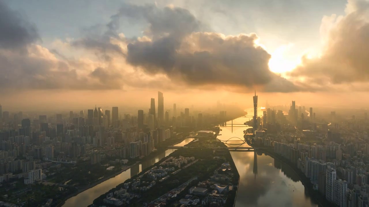 航拍早晨金色阳光与低空云耶稣光下的广州塔与珠江新城视频下载