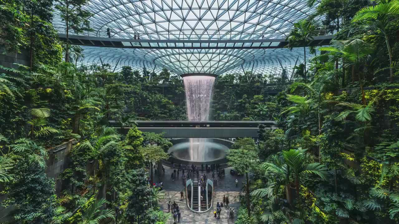 樟宜机场瀑布雨林视频素材
