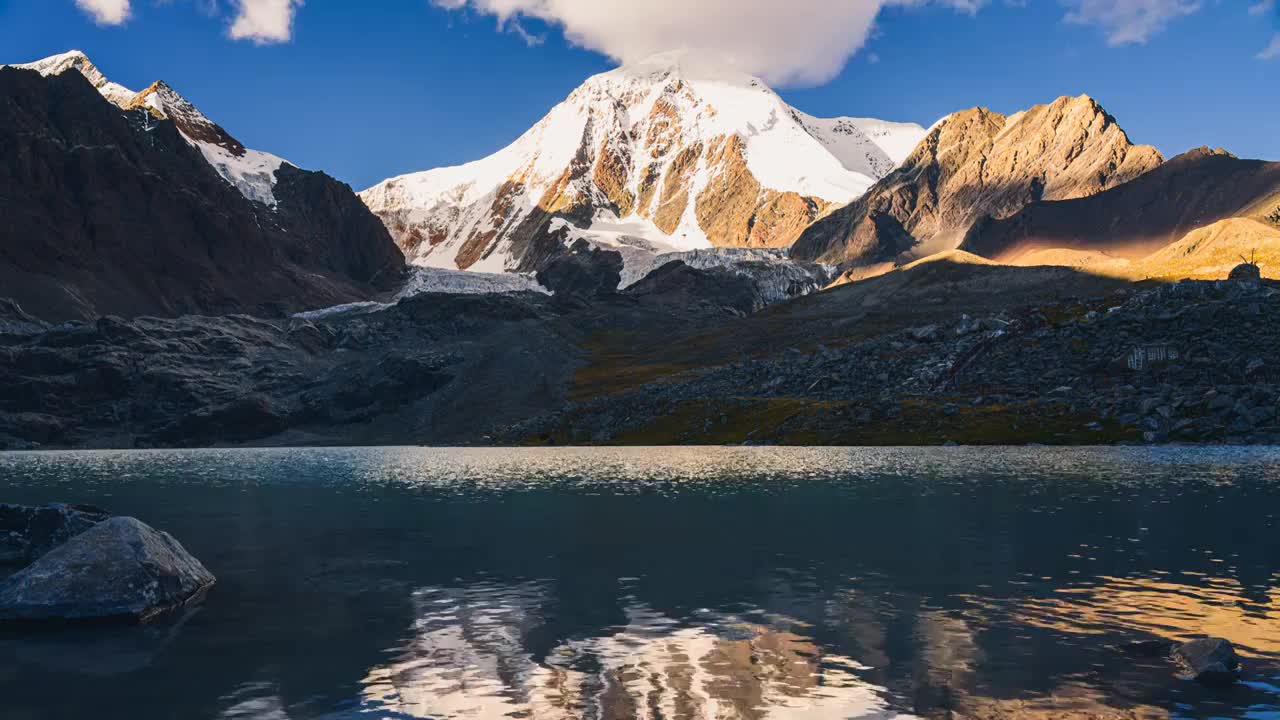 日落时分西藏拉萨琼穆岗日雪山冰湖倒影视频下载