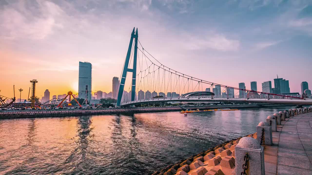 中国辽宁大连星海广场星海挑月桥黄昏视频下载