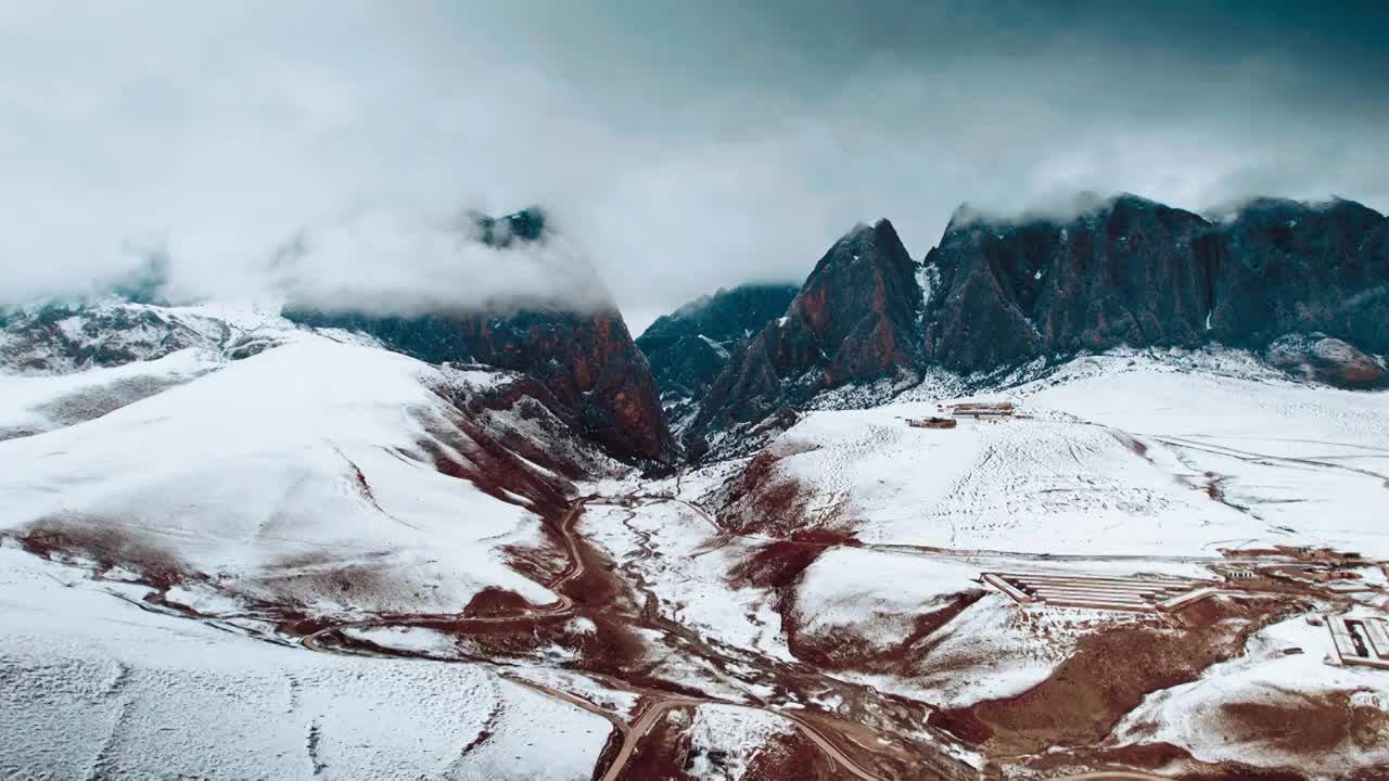 航拍雪中的甘南甘加秘境白石崖视频下载