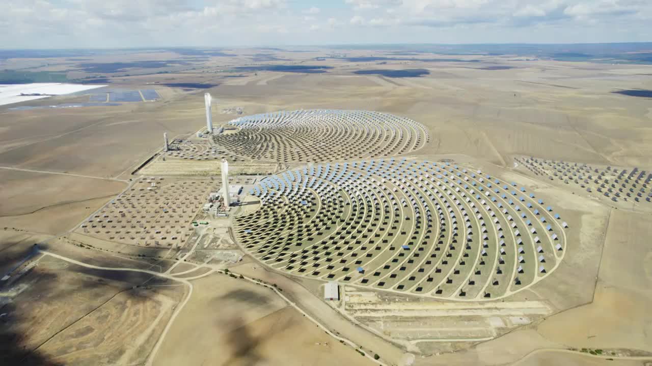 航拍大型太阳能发电站视频下载