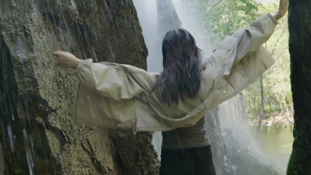 美女在瀑布下欢呼视频下载