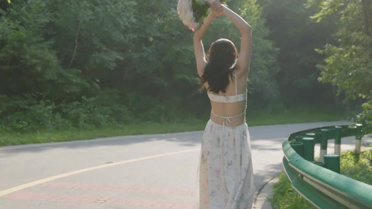 美女在山间公路上跑视频下载