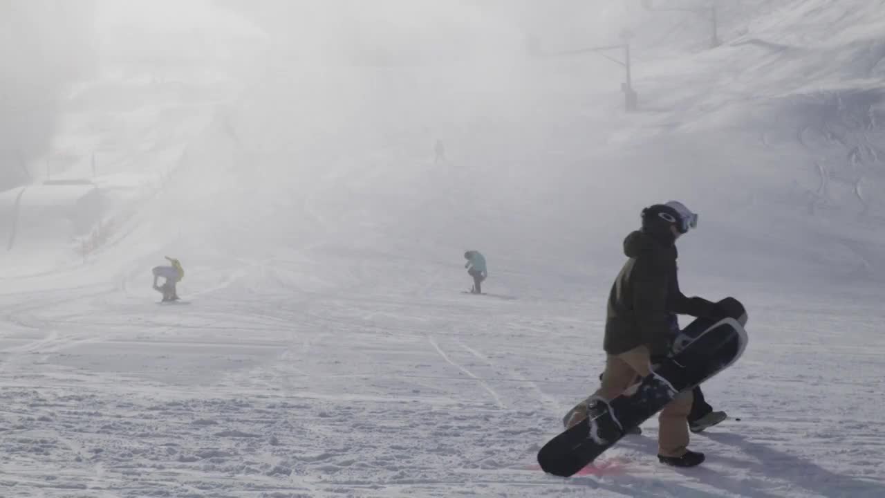 青年男女在户外滑雪场视频素材