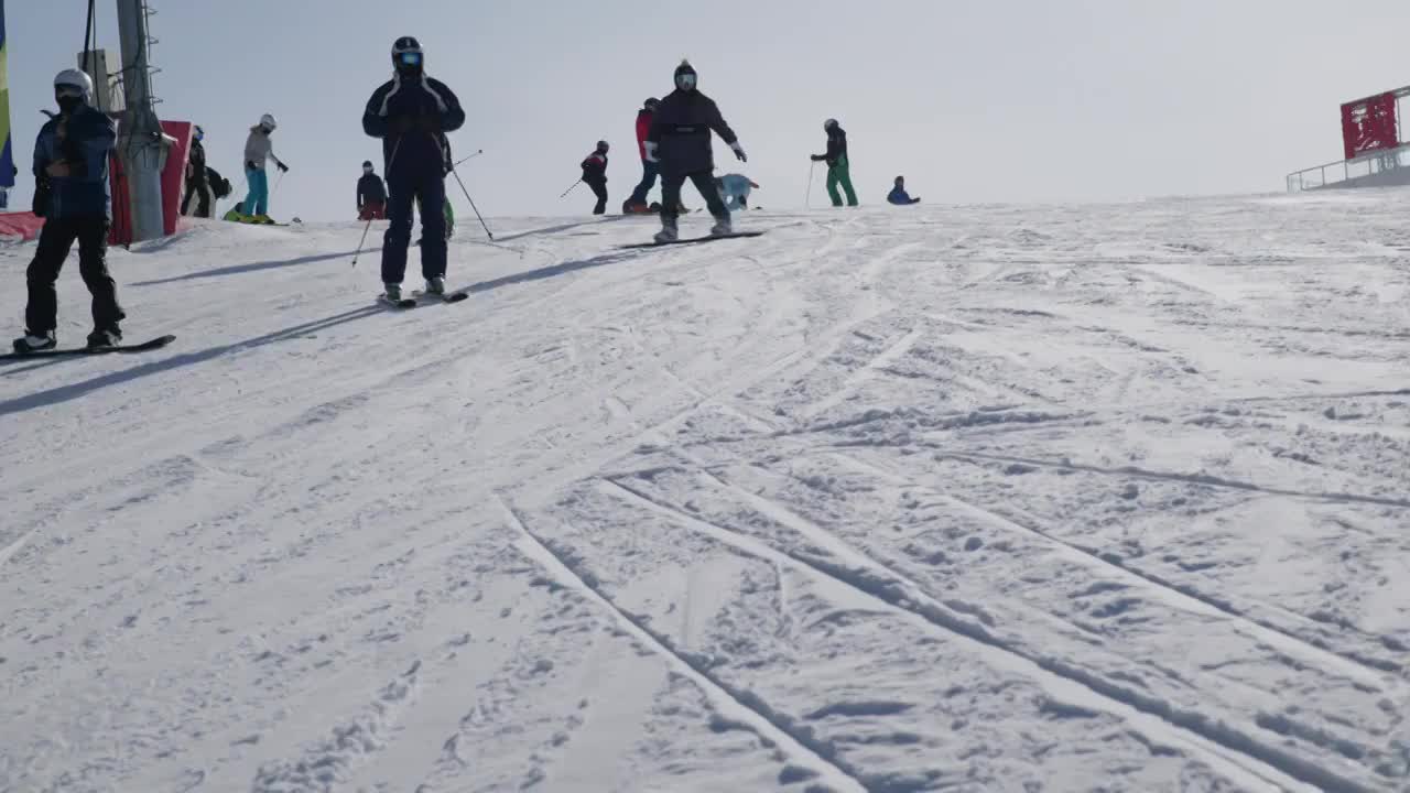 青年男女在户外滑雪场视频素材
