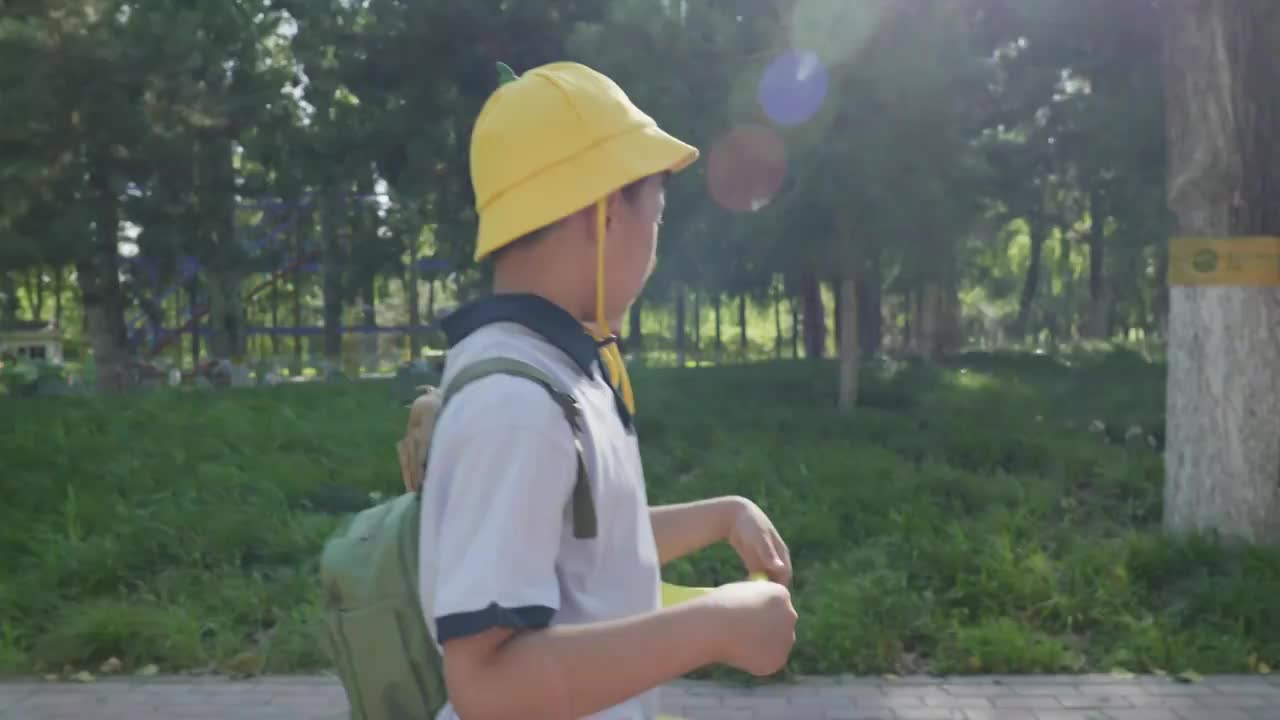 小学生和老师在公园玩耍视频素材