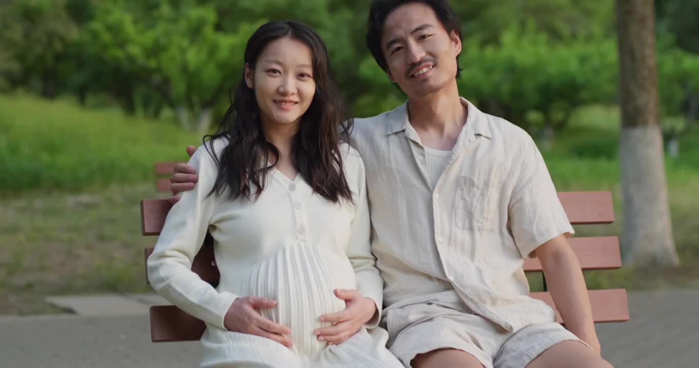 怀孕的妻子和丈夫在公园里视频素材