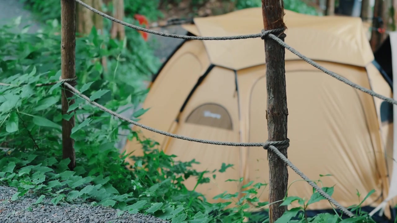 莫干山森林露营地里的帐篷和营灯（合集）视频素材