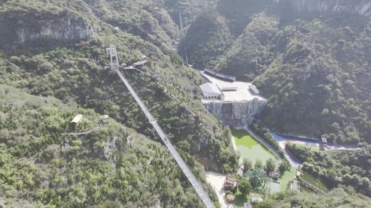 中国山东济南青铜山大峡谷景区空中7D玻璃桥航拍视频下载