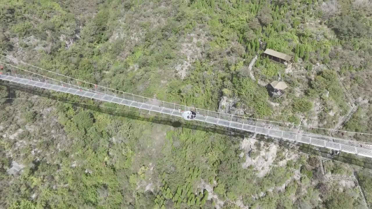 中国山东济南青铜山大峡谷景区空中7D玻璃桥航拍视频下载