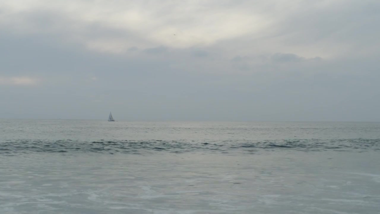 远方海面上飘着一艘帆船视频下载