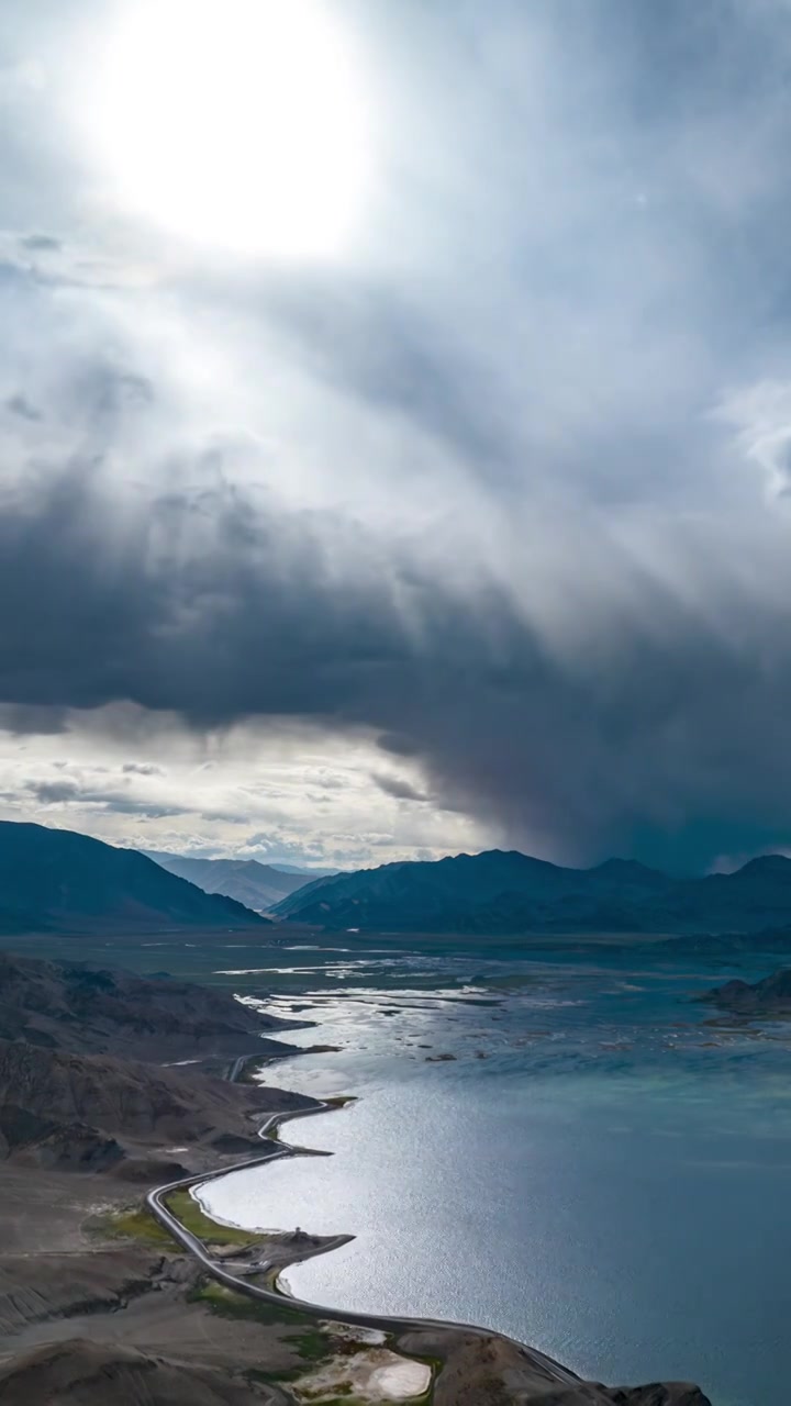 航拍西藏阿里班公湖日落延迟风光视频下载