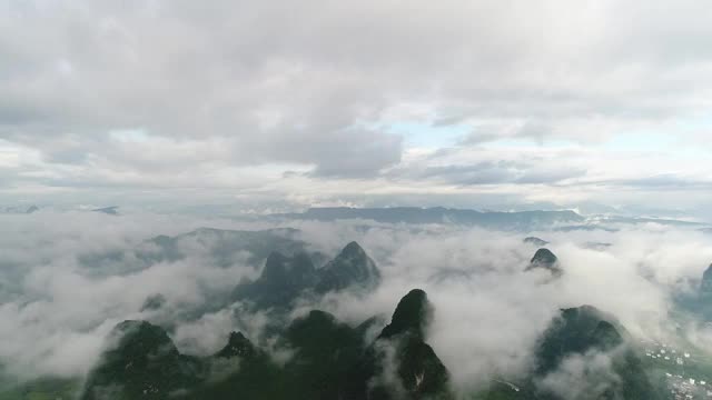 峰林上的云雾缭绕视频素材