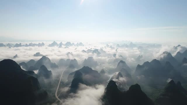 峰林上的云雾缭绕视频素材