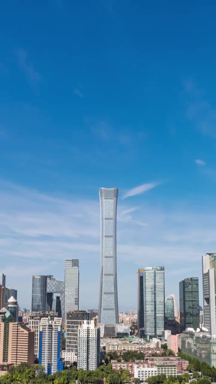 秋天蓝天白云下的北京国贸CBD延时竖屏视频素材
