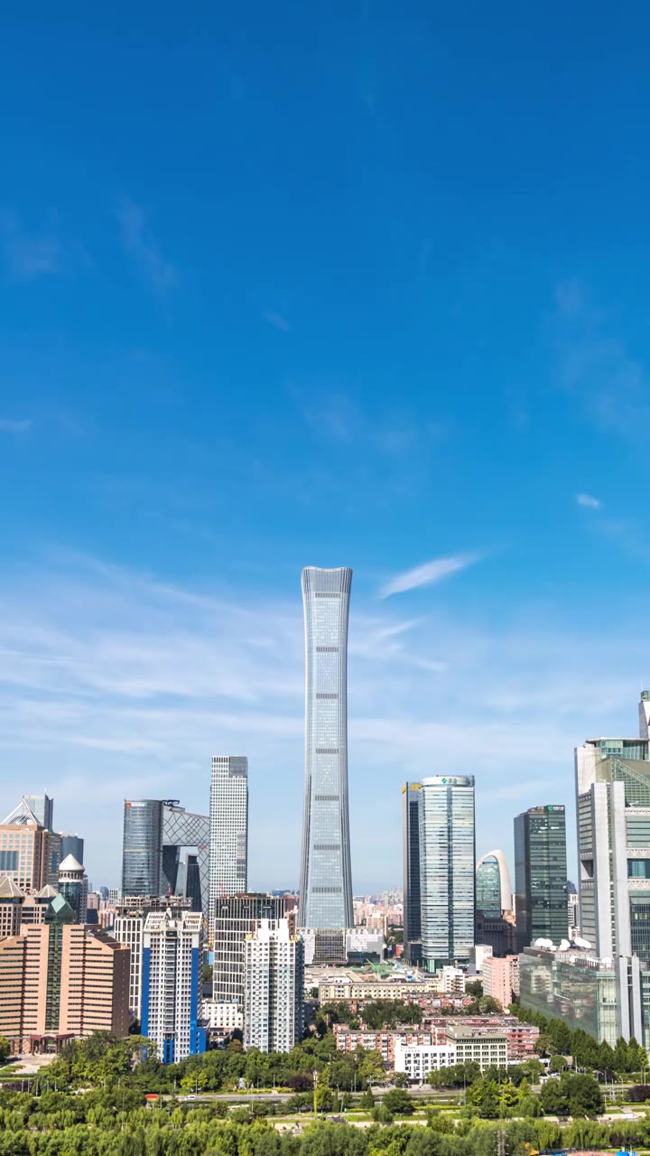 秋天蓝天白云下的北京国贸CBD延时竖屏视频素材