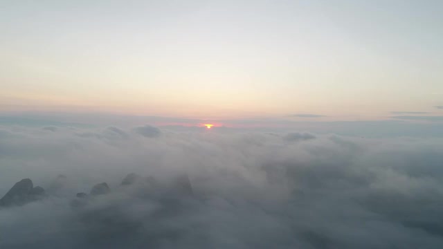 峰林上的日出云海视频素材