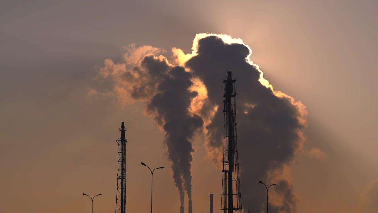 石油化工企业清晨烟囱排放蒸汽视频素材