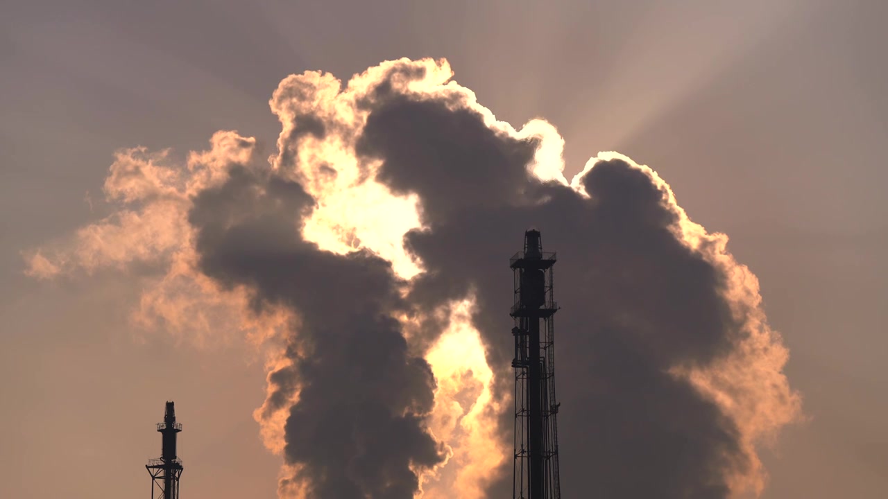 甘肃兰州城市工业区石油化工企业清晨烟囱排放蒸汽视频素材