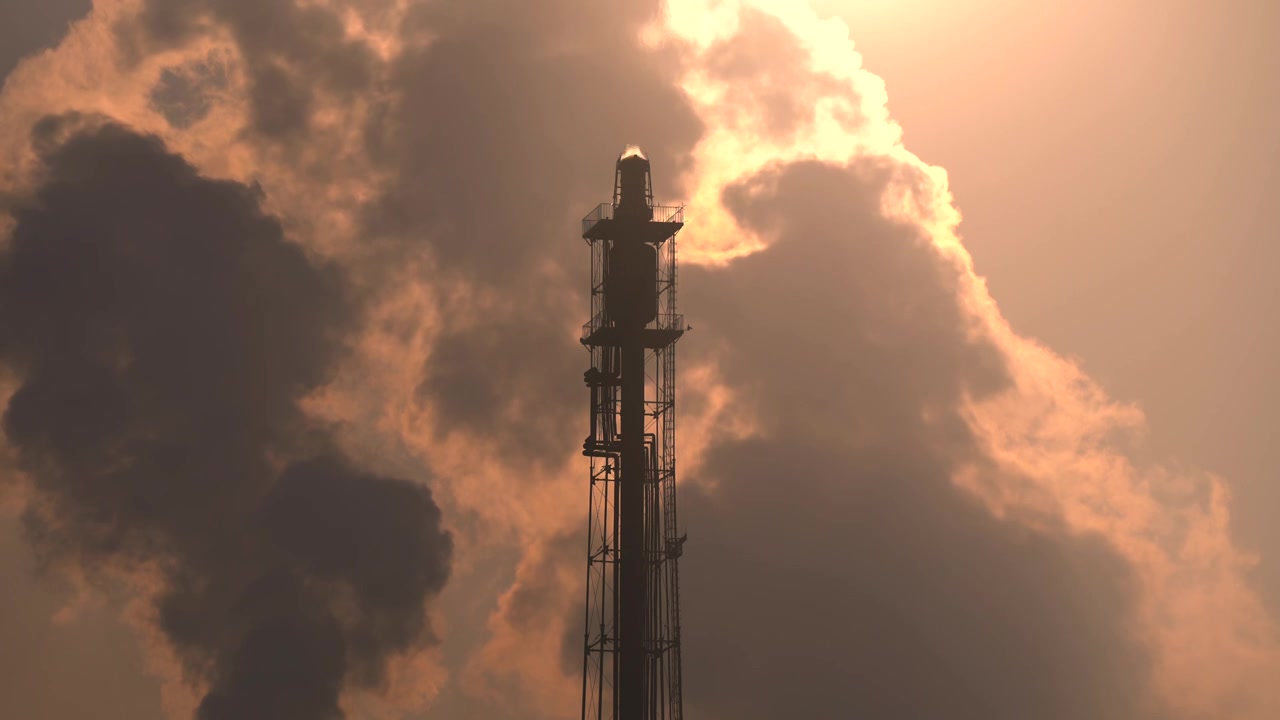 甘肃兰州城市工业区石油化工企业清晨烟囱排放蒸汽视频素材