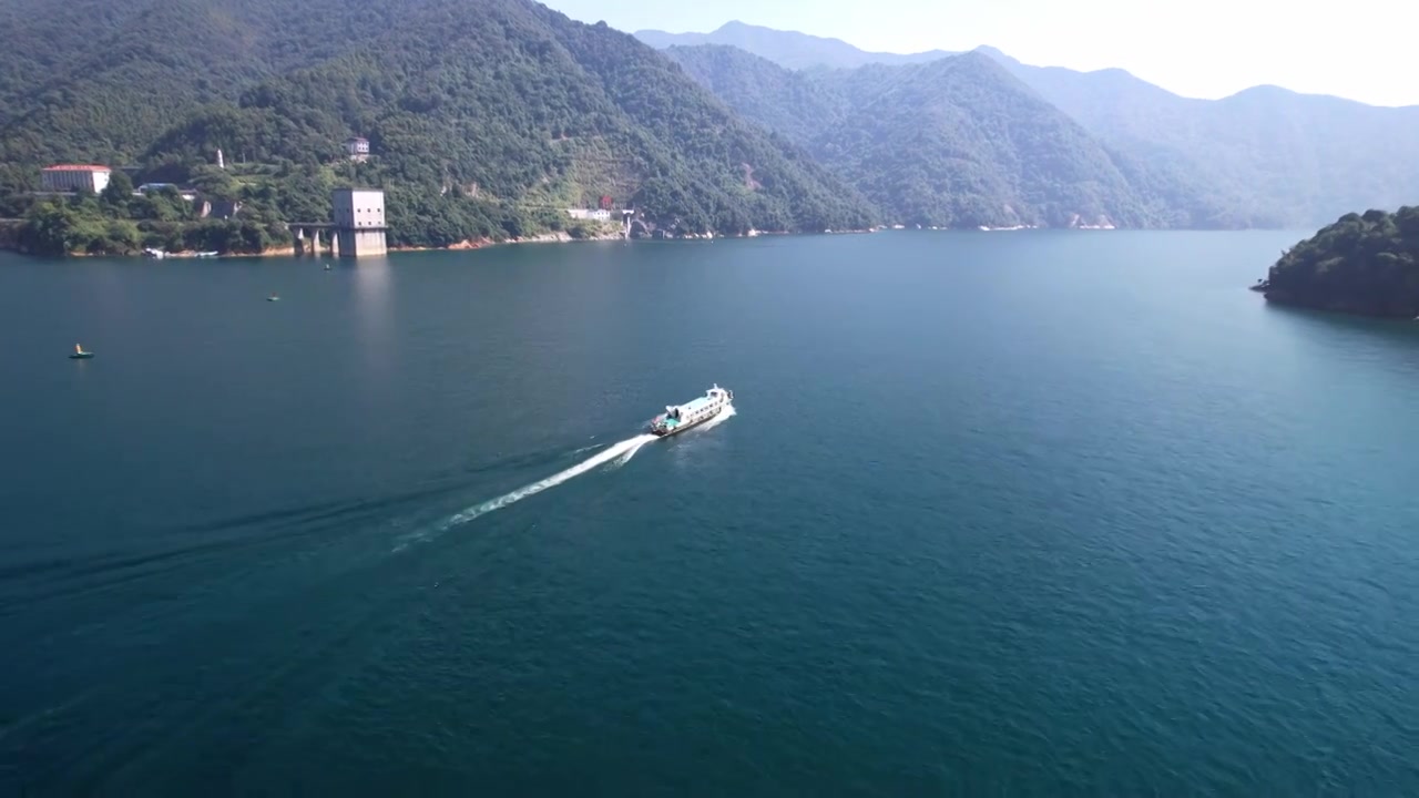 航拍郴州资兴东江湖上行驶的游船视频下载