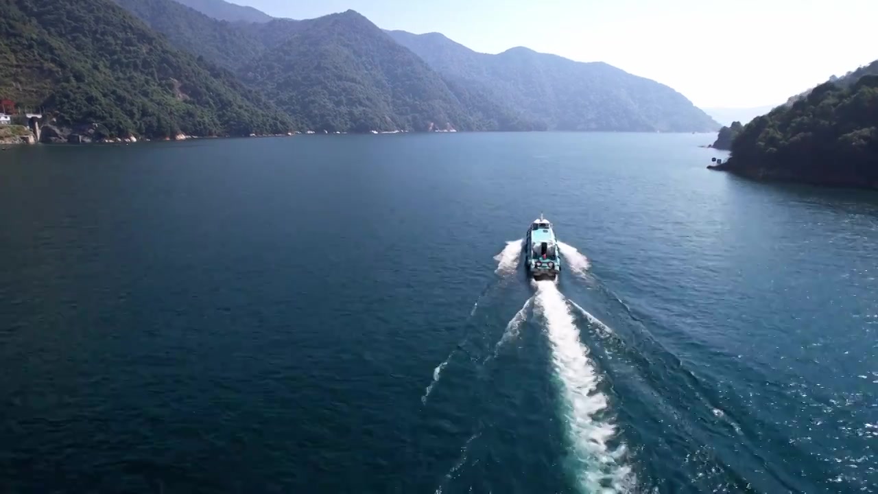 航拍郴州资兴东江湖上行驶的游船视频下载