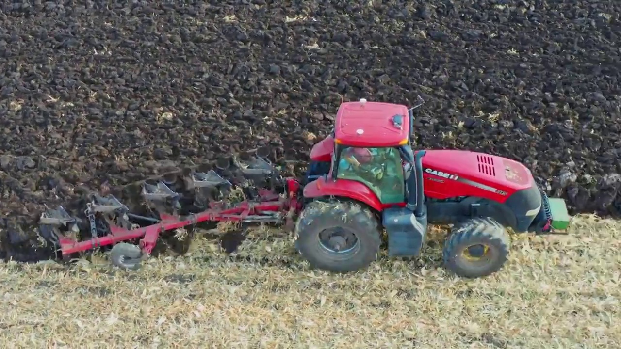 航拍三江平原正在翻地的农用机械黑土地视频下载