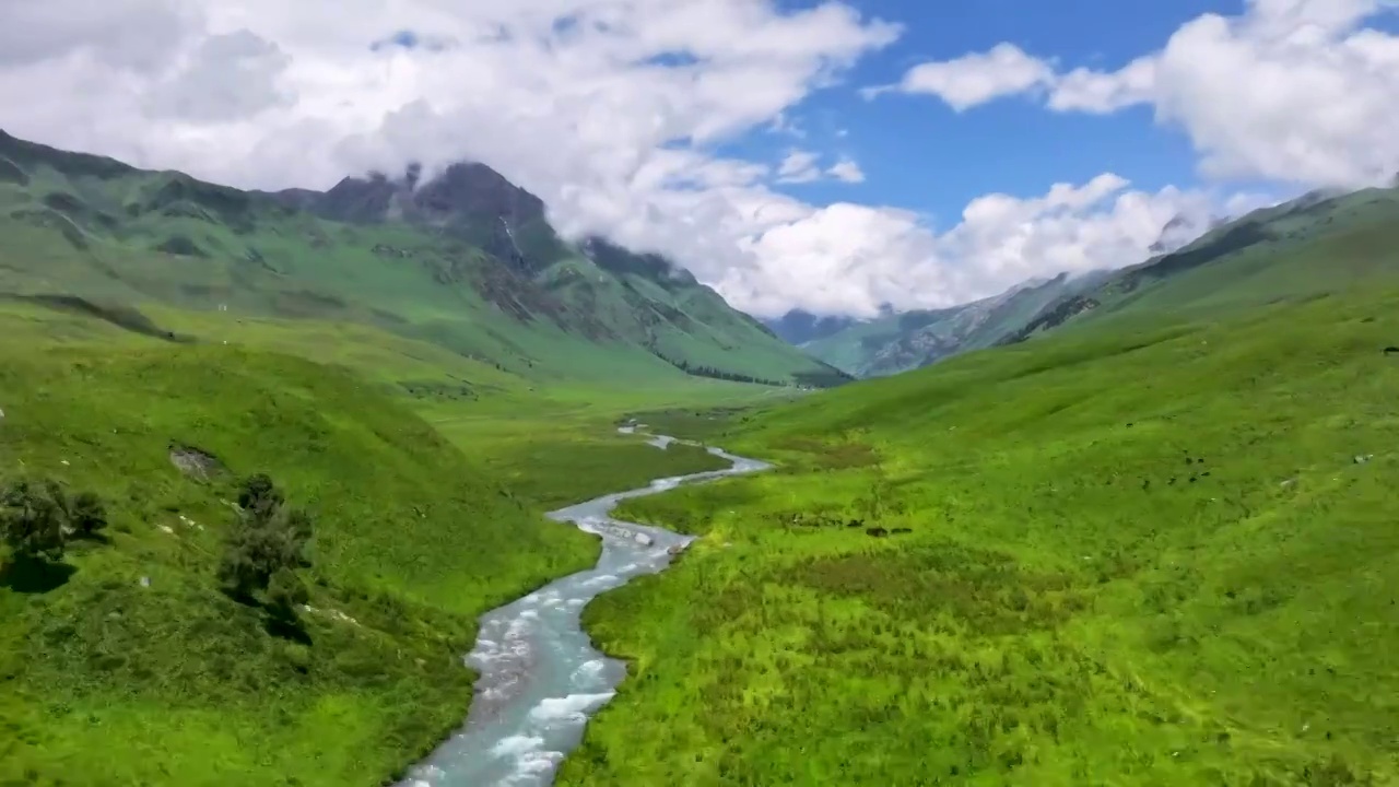 新疆伊犁孟克特古道航拍延时视频素材