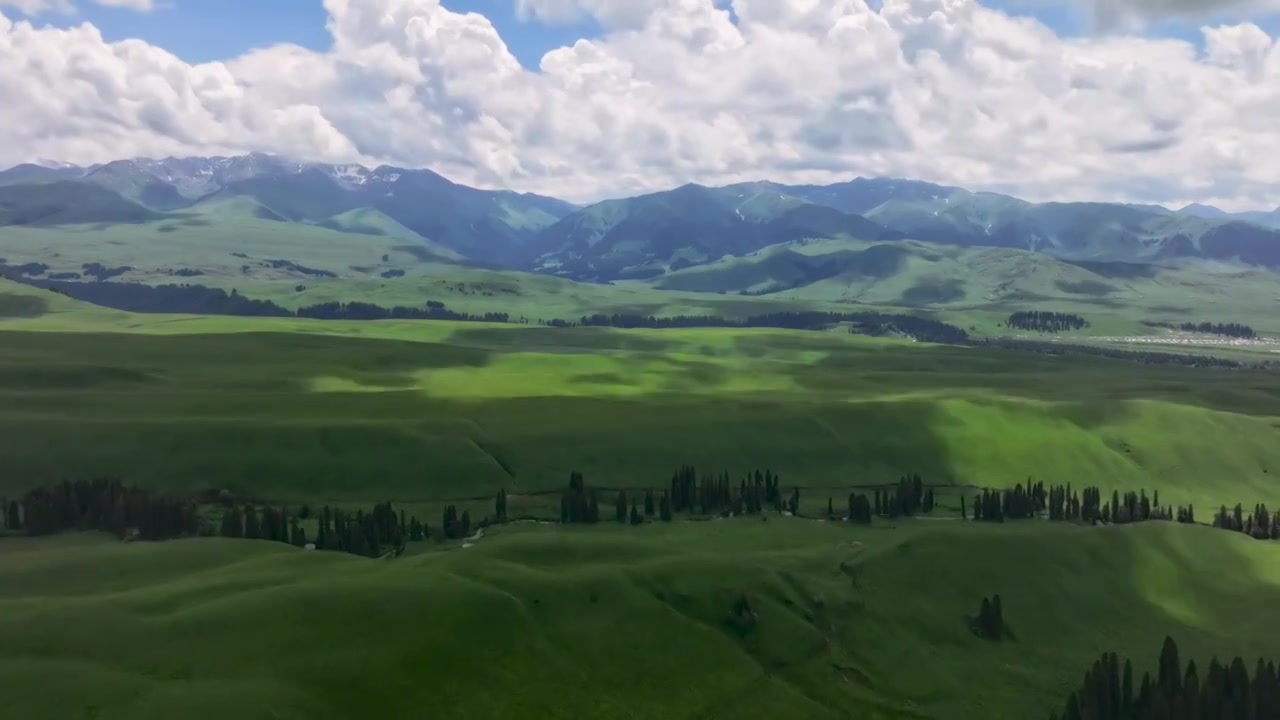 新疆伊犁孟克特古道航拍延时视频素材
