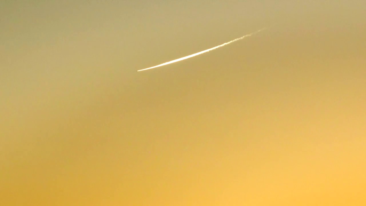 航拍秋季夕阳下天空飞机飞过视频下载