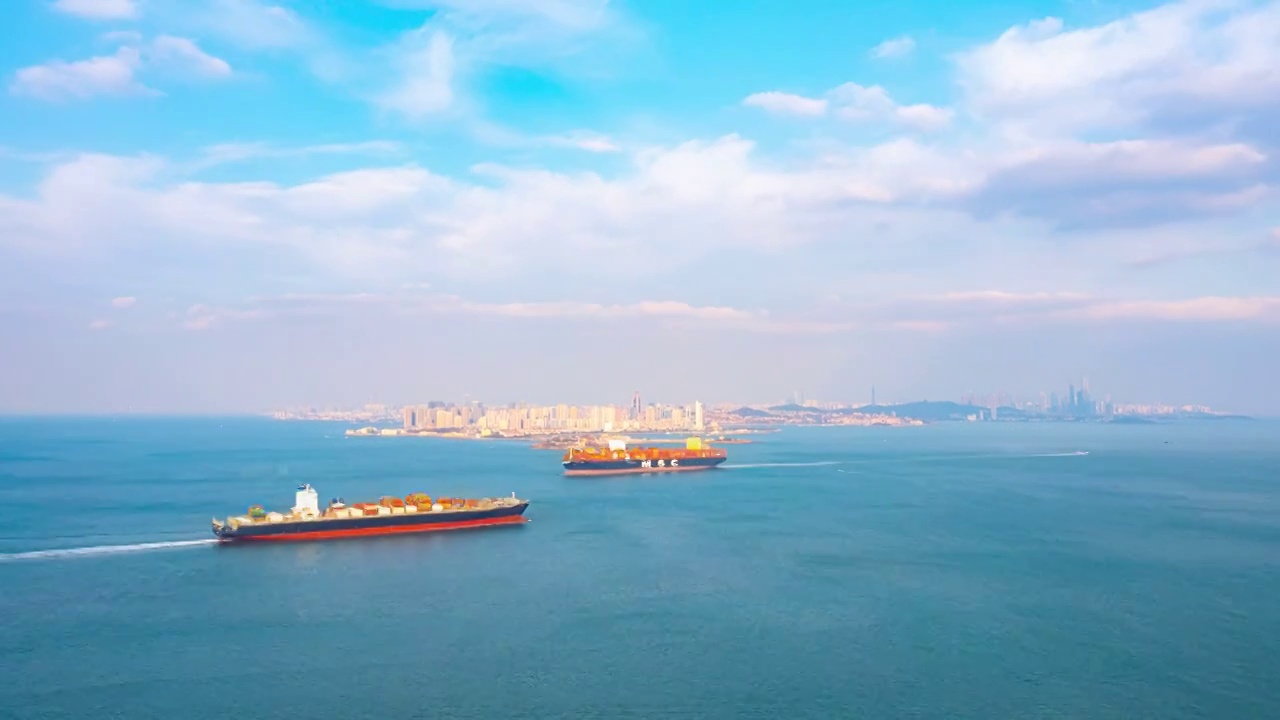 山东省青岛城市天际线，海上的货船视频下载