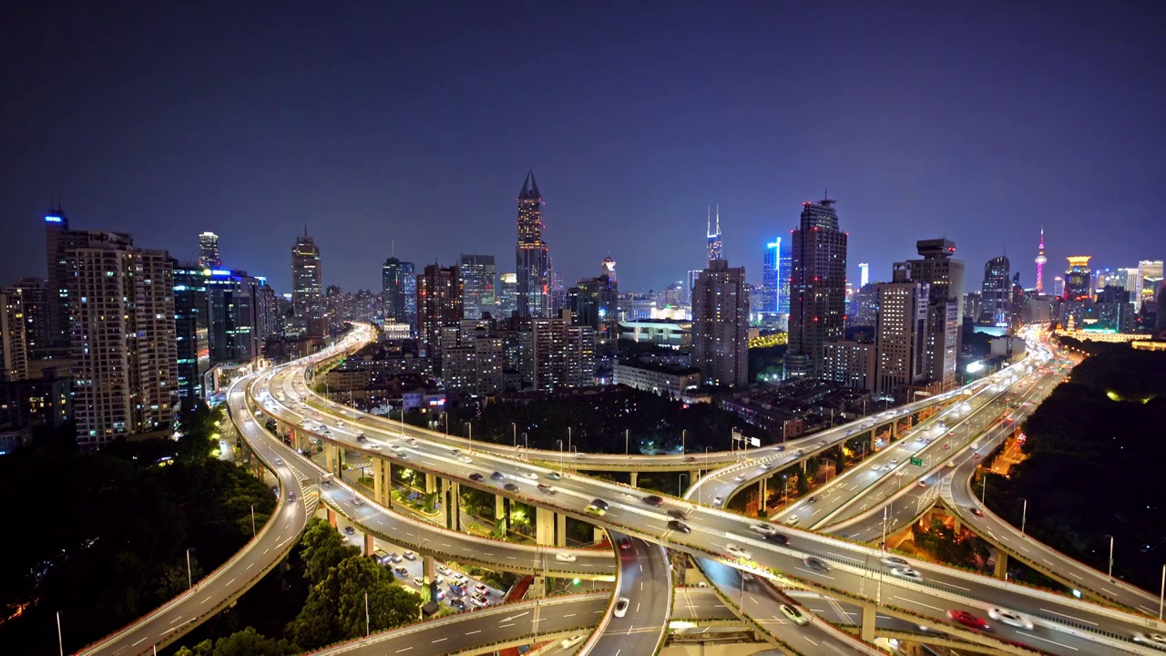 中国上海延安高架夜晚城市道路汽车交通景观视频下载