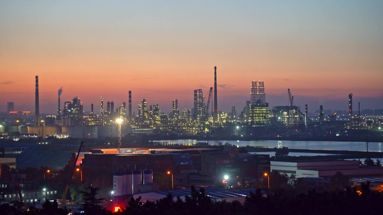 中国山东青岛石油化工厂夜晚固定镜头视频下载