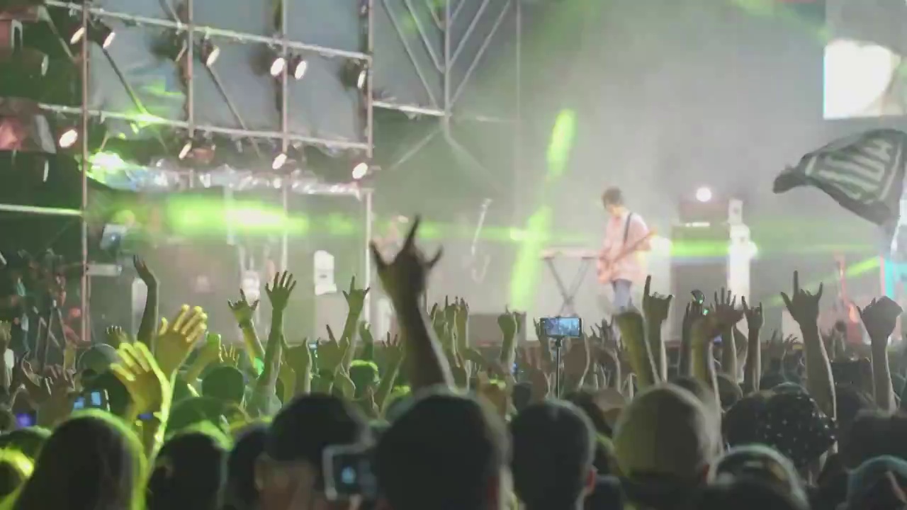 户外夜晚音乐节演唱会高举双手的乐迷人群视频素材