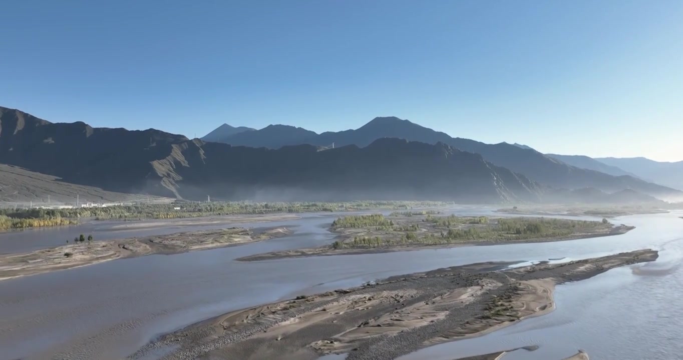 航拍西藏雅鲁藏布江日出丁达尔效应视频素材
