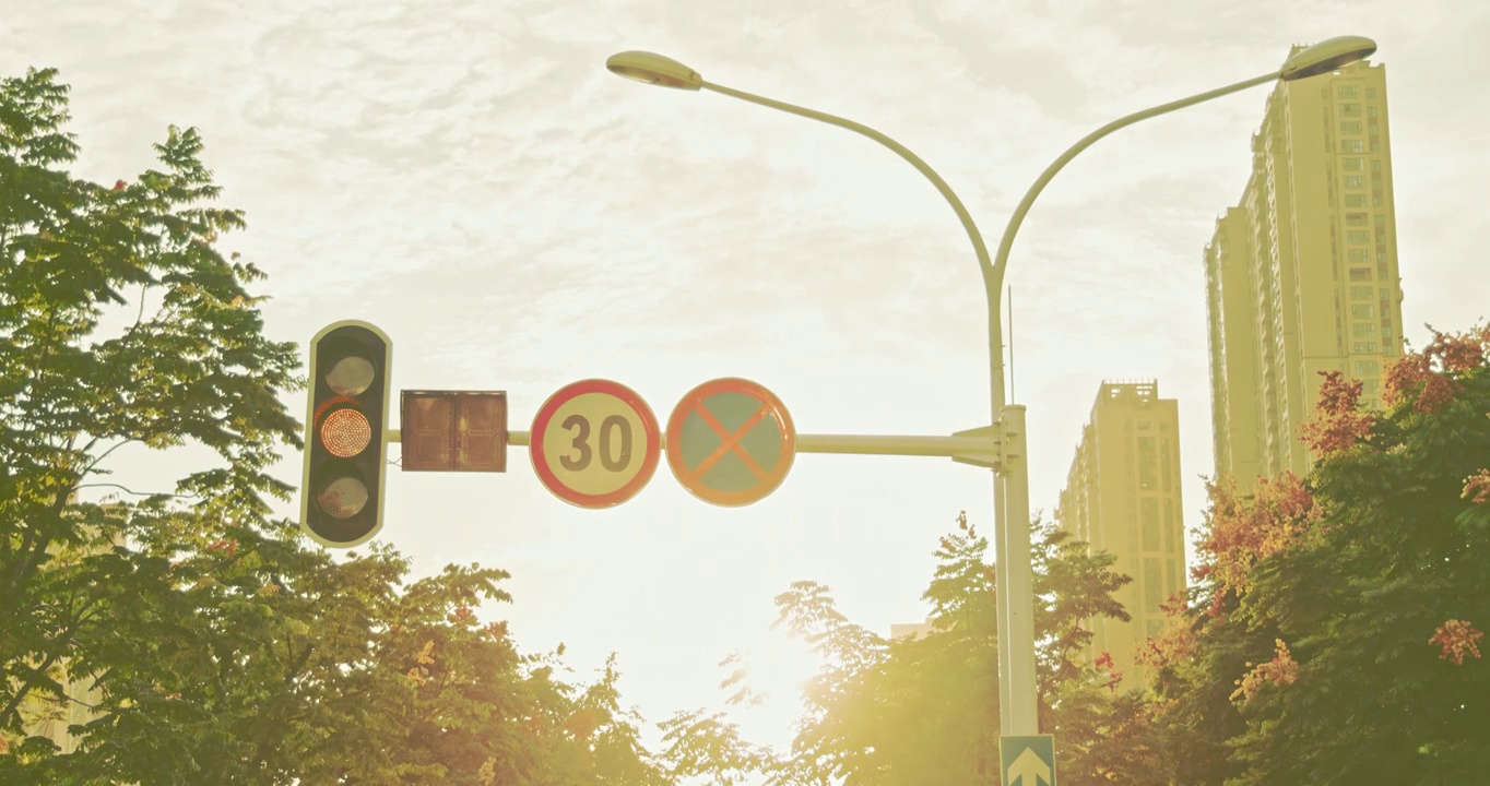 武汉城市道路交通信号灯视频素材