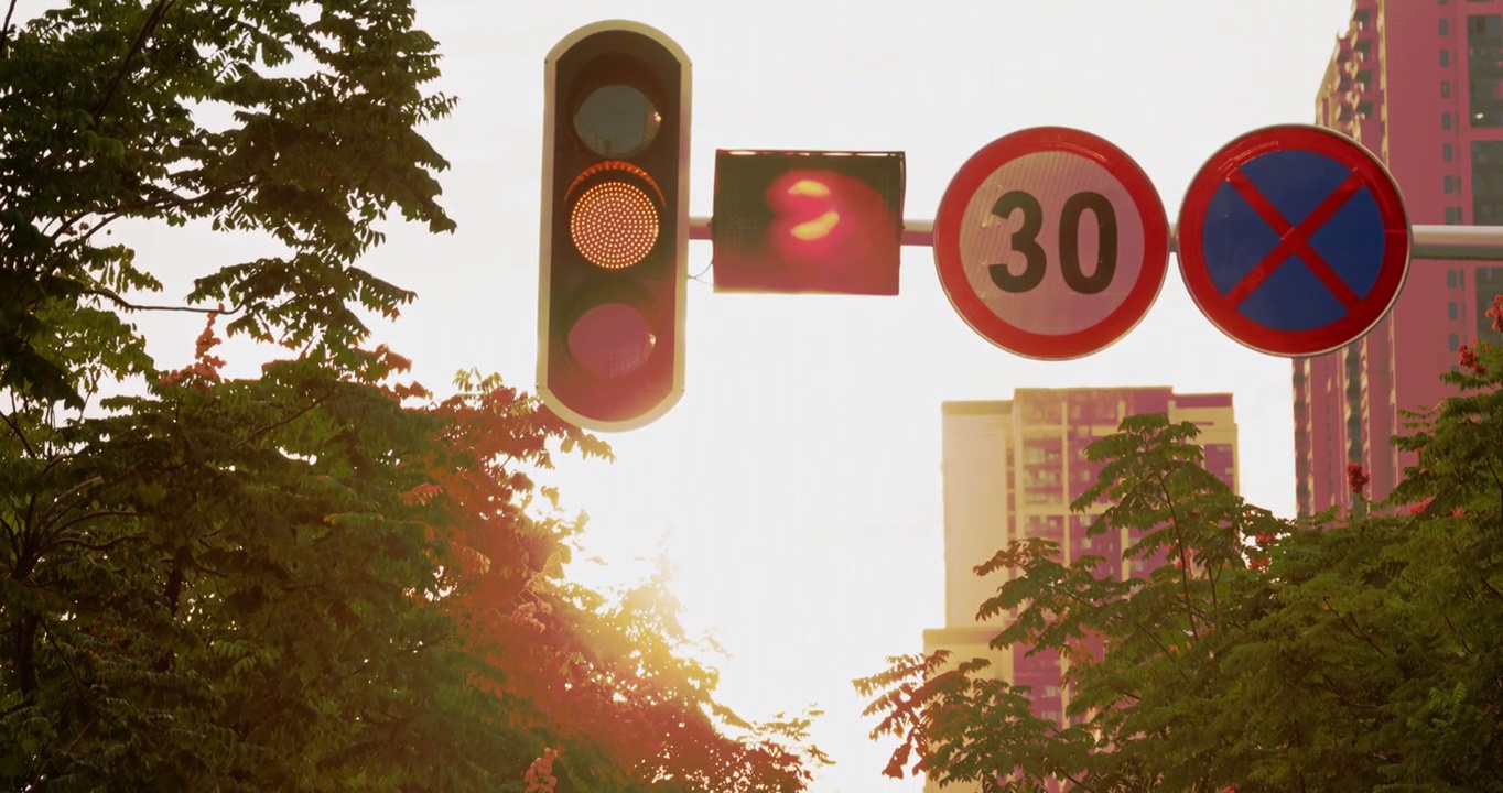 武汉城市道路交通信号灯视频素材