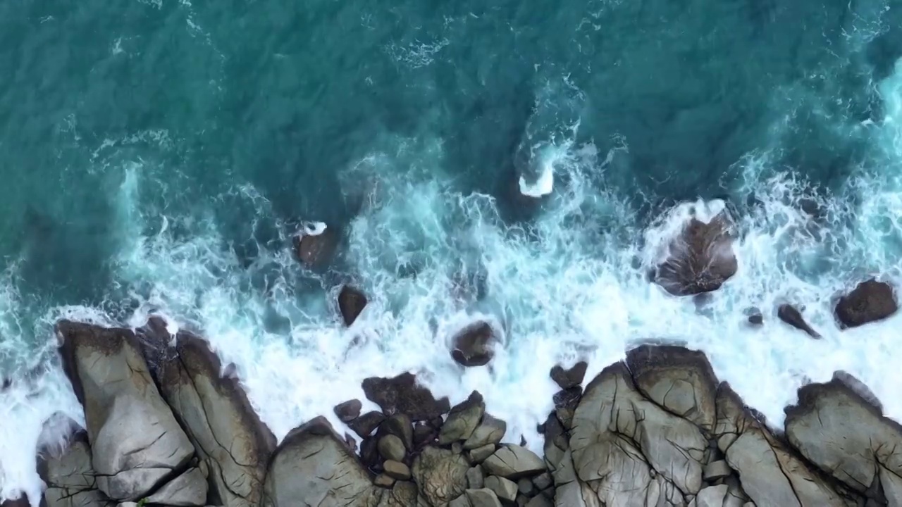 无人机长焦拍摄东南亚泰国普吉岛海水击打礁石溅起浪花特写镜头视频下载