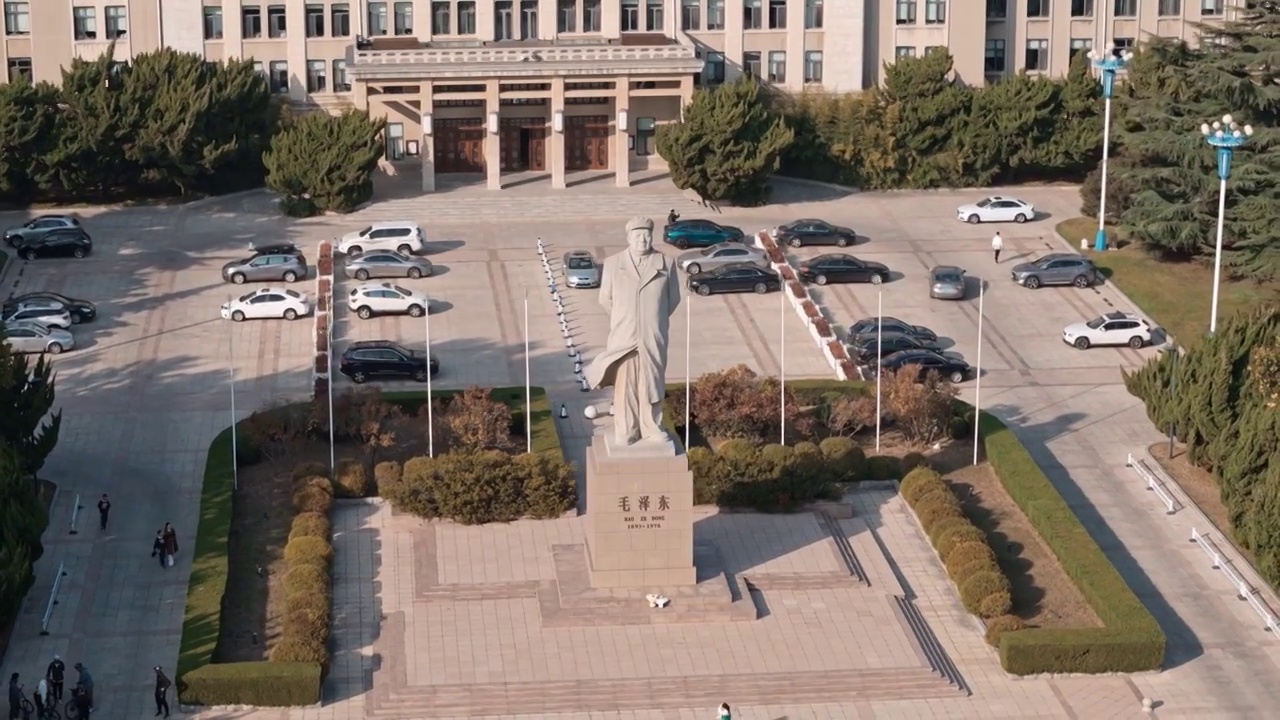 4K 航拍 大连理工大学主楼毛泽东雕塑视频素材