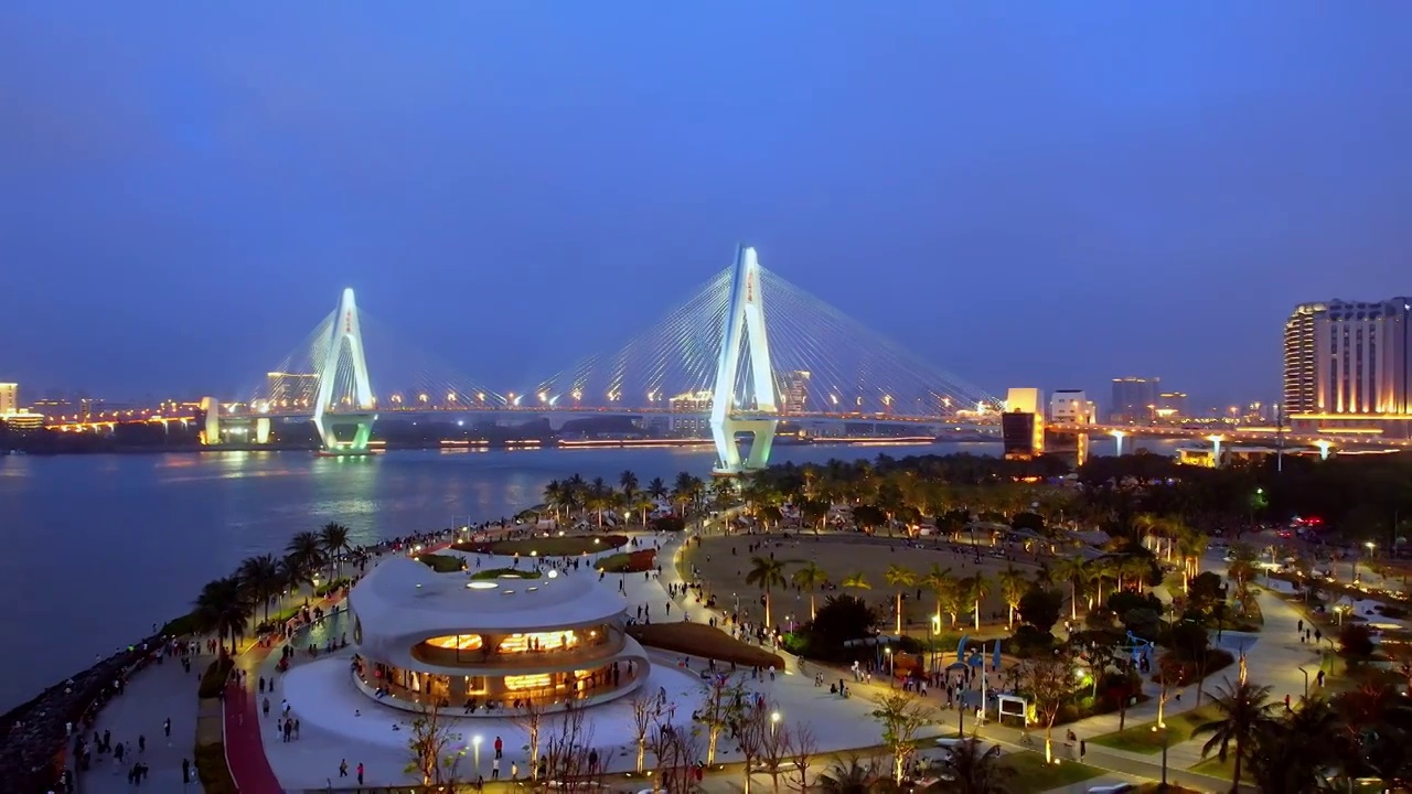 中国海南海口云洞图书馆和世纪大桥高视角夜景航拍视频下载